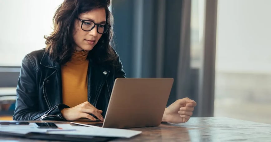 Female Executive Assistant writing an email as part of pre-meeting communication